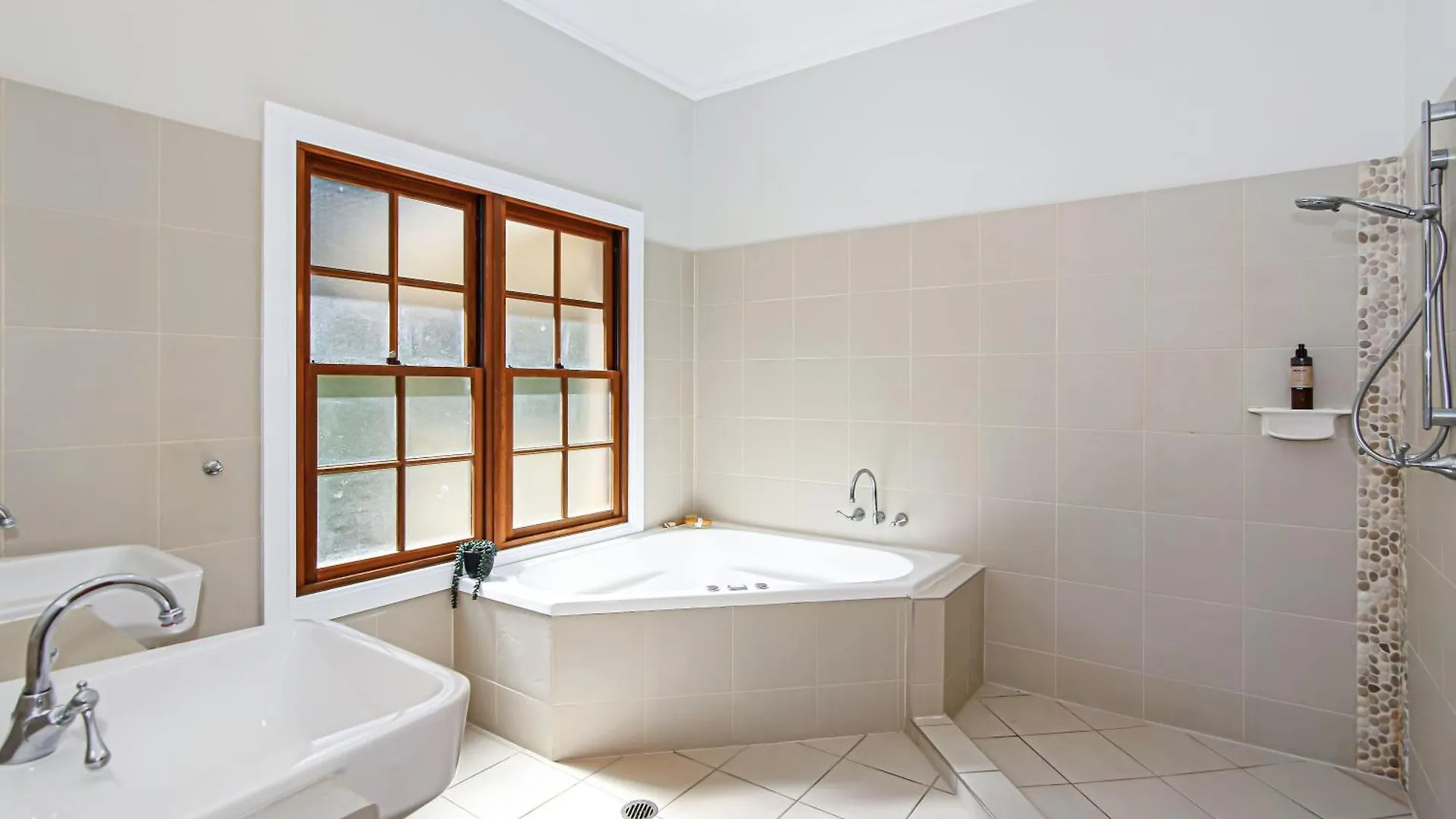The Golden Whistler Montville Holiday home